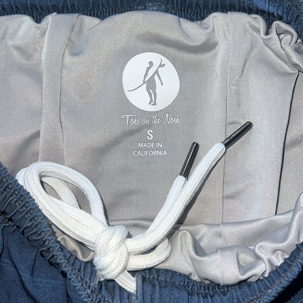 NEW Navy Toes on the Nose Swim Shorts with 2 Front Pockets Back Zip Pocket Small - Picture 2 of 5